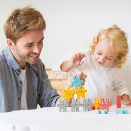 enfant jouant au jeu Lapins à empiler