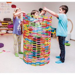 enfants créant une grande tour avec les pièces du jeu Mini Blox