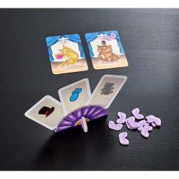 cartes, porte-cartes et pion du jeu Le Club des Moustaches
