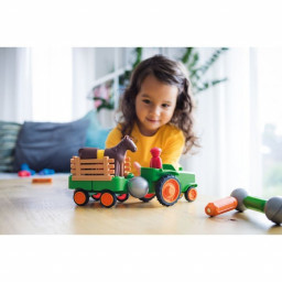 Enfant jouant avec le tracteur du jeu Smartmax  le tracteur de la ferme