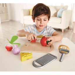 enfant coupant un légume du jeu Les Ustensiles de cuisine de hape