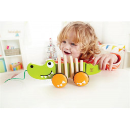 enfant jouant avec le crocodile à tirer de Hape