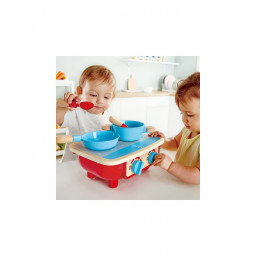 enfants jouant à l'ensemble de cuisine de Hape