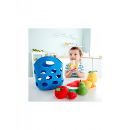 enfant jouant avec le panier de fruits en feutrine de Hape