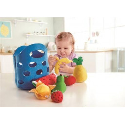 enfants jouant avec la banane du panier de fruits en feutrine de Hape