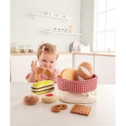 enfant jouant avec le Panier de Pains de Hape