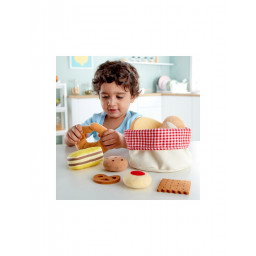 Enfant jouant avec le  panier de pains de Hape