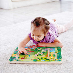 enfant jouant au Labyrinthe Magnétique Jungle de Hape