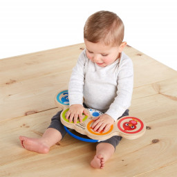 enfant jouant au tambours Magic Touch Drums