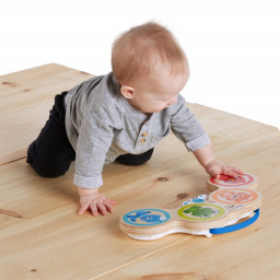 enfant faisant de la musique grâce au Tambours Magic Touch Drums