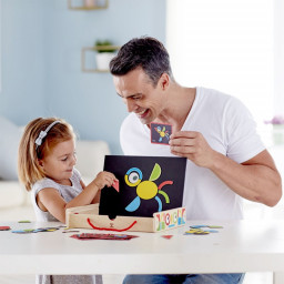 enfant avec son père jouant au coffret artistique magnétique