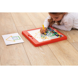 enfant réalisant un dessin avec le tableau Magnet Board