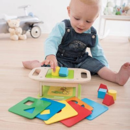 enfant jouant à  Shapy Sorter