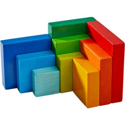 pièces en bois posées à la verticale du jeu d'assemblage en 3D cube multicolore de Haba