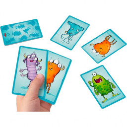 main d'enfant tenant les cartes du jeu Bataille junior