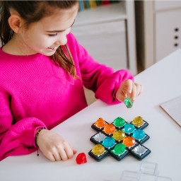 enfant jouant au jeu Gemme o Logique