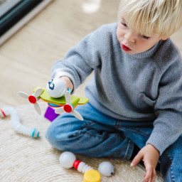 Enfant jouant au jeu Smartmax Roboflex