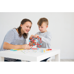 Maman et enfant jouant à Flexistix XXL