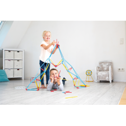 Enfants jouant au jeu Flexistix XXL