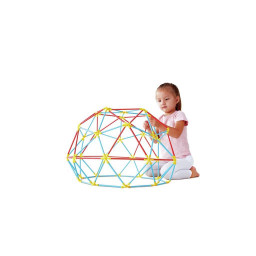 Enfant jouant à Flexistix Structures Géodésiques