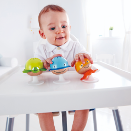 Enfant jouant à Hochets Animaux Marins