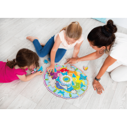 Enfants et adulte réalisant le puzzle XXL Fantaisie Insectes