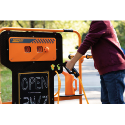 Enfant faisant le plein d'essence avec la Station-Service Mobile TopTrike