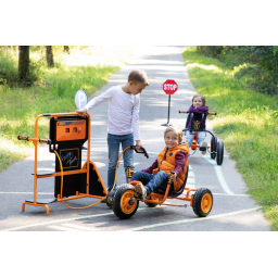 Enfant jouant avec la Station-Service Mobile TopTrike