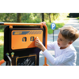 Enfant manipulant la Station-Service Mobile TopTrike