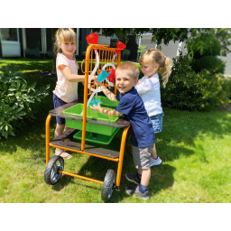 Enfants jouant avec la Table Aquatique Mobile TopTrike