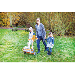 Mère et enfants transportant la Balance TopTrike