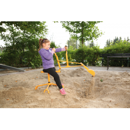 Enfant déchargeant le sable de la Pelleteuse TopTrike