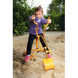 Enfant prenant du sable avec la Pelleteuse TopTrike