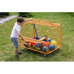 Enfant fermant la Cage de Transport TopTrike