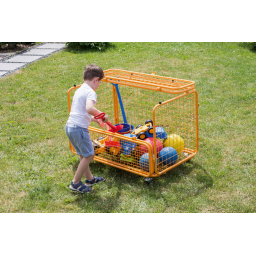 Enfant rangeant ses jeux dans la Cage de Transport TopTrike