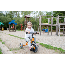 Enfant utilisant le vélo Little Cruiser TopTrike