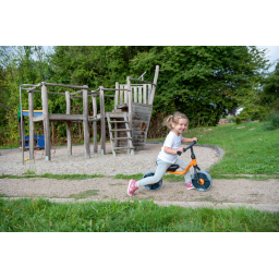 Enfant utilisant le vélo Little Balancer TopTrike