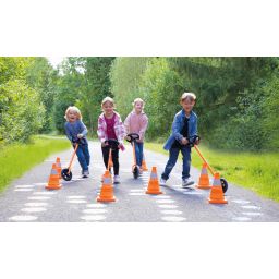 Enfants faisant un parcours avec les Wheelie TopTrike