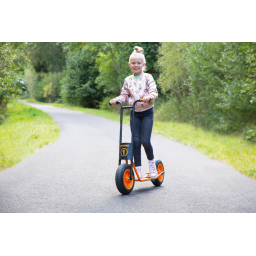 Enfant jouant avec le Scooter XXL TopTrike