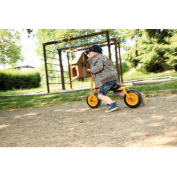 Enfant jouant avec le Little Walker TopTrike