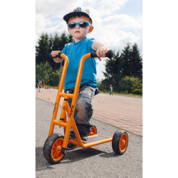 Enfant sur la Trottinette Mini Rolly TopTrike