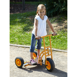 Enfant jouant avec le Scooter Bengy TopTrike