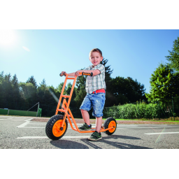 Enfant jouant avec le Scooter Petit Modèle TopTrike