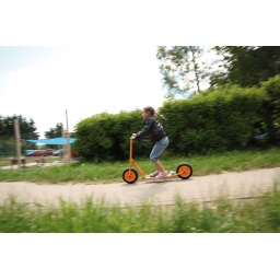 Enfant jouant avec le Scooter Grand Modèle TopTrike