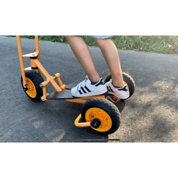 Enfant appuyant sur les pédales du Step'N Roll Grand Modèle