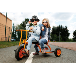 Enfants jouant avec le Taxi TopTrike