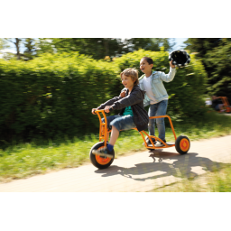 Enfants jouant avec le Express Trike TopTrike