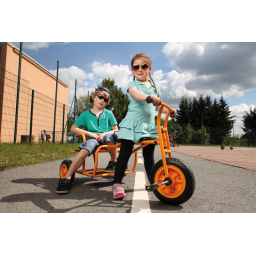 Enfants jouant avec le Pillion Taxi TopTrike