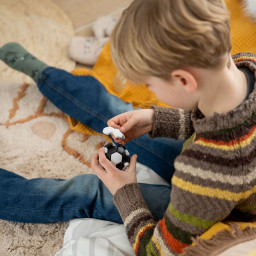 Enfant jouant avec le Plug & Play Ball