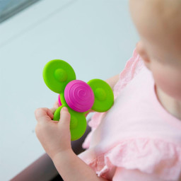 Jeu d’éveil sensoriel Squigz Tourbillonnant fixé sur une surface lisse